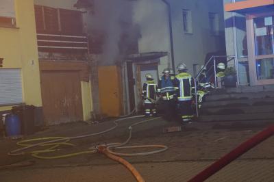 Garage faengt Feuer - Feuerwehr rettet Katze aus dem Haus!
